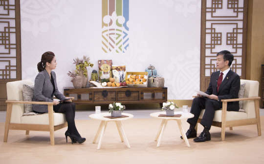 최상목 기획재정부 1차관이 4일 서울 상암동 공영홈쇼핑 사옥을 방문, '설맞이 민생대책 특별대담'을 갖고 있다. 최 차관은 이날 대담에서 중소기업 설 자금으로 21조2000억원을 공급하겠다고 밝혔다. 제공=공영홈쇼핑